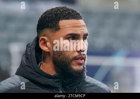 Newcastle, Regno Unito. 13 dicembre 2023. Il difensore del Newcastle United Jamaal Lascelles (6) arriva davanti alla partita Newcastle United FC vs Milan UEFA Champions League gruppo F al St.James' Park, Newcastle, Regno Unito il 13 dicembre 2023 credito: Every Second Media/Alamy Live News Foto Stock