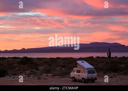 Sunset e VW Westfalia si accamparono a Playa Tecolote, Baja California Sur, Messico. Foto Stock