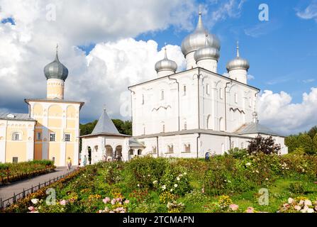 Veliky Novgorod, Russia - 26 agosto 2023: Cortile interno del monastero ortodosso di Khutyn, fondato nel 1190 Foto Stock