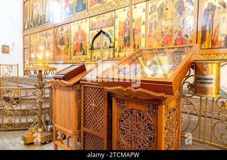 Veliky Novgorod, Russia - 26 agosto 2023: Interno della cattedrale ortodossa il monastero Khutyn della Trasfigurazione del Salvatore e di San Varlaam Foto Stock