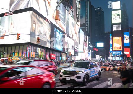 New York, USA. 3 settembre 2023. Le auto attraversano Times Square. Credito: Sebastian Kahnert/dpa/Alamy Live News Foto Stock