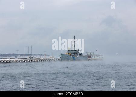 vista sul mar baltico fino alle navi del museo del porto degli idrovolanti in inverno Foto Stock