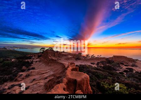 San Diego, CA. 11 dicembre 2023. Al tramonto si formano spettacolari formazioni di nuvole sopra la Broken Hill che si affaccia sulla riserva statale di Torrey Pines. Foto Stock