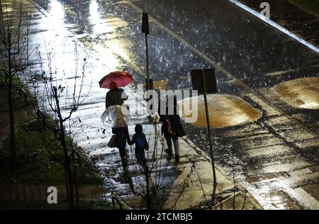 Zagabria, Croazia. 13 dicembre 2023. Le persone si proteggono dalla pioggia battente con un ombrello a Zagabria, Croazia, il 2023 dicembre. Foto: Emica Elvedji/PIXSELL credito: Pixsell/Alamy Live News Foto Stock