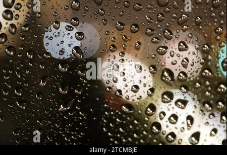 Zagabria, Croazia. 13 dicembre 2023. Gocce di pioggia sono visibili su una finestra a Zagabria, Croazia, il 2023 dicembre. Foto: Emica Elvedji/PIXSELL credito: Pixsell/Alamy Live News Foto Stock