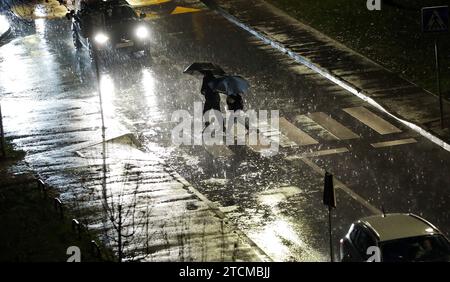 Zagabria, Croazia. 13 dicembre 2023. Le persone si proteggono dalla pioggia battente con un ombrello a Zagabria, Croazia, il 2023 dicembre. Foto: Emica Elvedji/PIXSELL credito: Pixsell/Alamy Live News Foto Stock