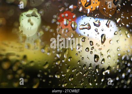 Zagabria, Croazia. 13 dicembre 2023. Gocce di pioggia sono visibili su una finestra a Zagabria, Croazia, il 2023 dicembre. Foto: Emica Elvedji/PIXSELL credito: Pixsell/Alamy Live News Foto Stock