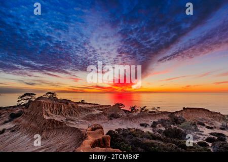 San Diego, CA. 11 dicembre 2023. Al tramonto si formano spettacolari formazioni di nuvole sopra la Broken Hill che si affaccia sulla riserva statale di Torrey Pines. Foto Stock