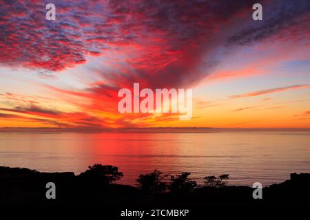 San Diego, CA. 11 dicembre 2023. Al tramonto si formano spettacolari formazioni di nuvole sopra la Broken Hill che si affaccia sulla riserva statale di Torrey Pines. Foto Stock