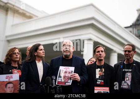 Washington, Stati Uniti. 13 dicembre 2023. Jonathan Dekel-Chen, padre di Sagui Dekel-Chen, parla ai media dopo l'incontro con il presidente degli Stati Uniti Joe Biden e le famiglie degli americani che sono stati presi in ostaggio da Hamas, alla Casa Bianca di Washington DC, negli Stati Uniti, mercoledì 13 dicembre, 2023. foto di al Drago/UPI Credit: UPI/Alamy Live News Foto Stock