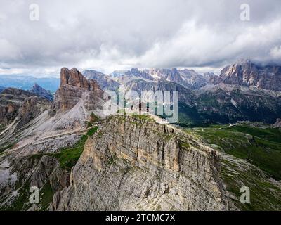 Vista aerea del Rifugio Nuvolau, il rifugio più antico delle Dolomiti, Italia. Nubi che ricoprono le montagne sullo sfondo. Foto Stock