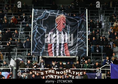 Newcastle, Regno Unito. 13 dicembre 2023. I tifosi del Newcastle arrivano durante la partita di UEFA Champions League Newcastle United vs AC Milan a St. James's Park, Newcastle, Regno Unito, 13 dicembre 2023 (foto di Mark Cosgrove/News Images) Credit: News Images Ltd/Alamy Live News Foto Stock