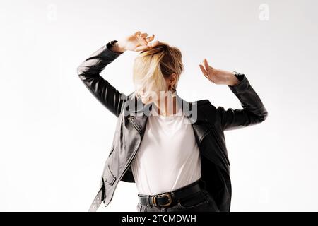 Donna vivace che balla in pelle Jacke Foto Stock