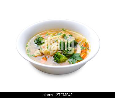 Zuppa di verdure con riso in una ciotola su fondo bianco, cibo gustoso Foto Stock