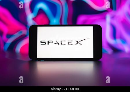 In questa immagine, il logo SpaceX viene visualizzato sullo schermo di un telefono cellulare. Foto Stock