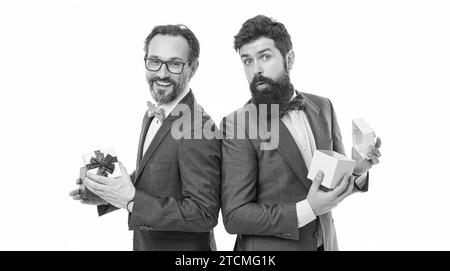Negozio online. successo e ricompensa. esthete. partner commerciali su riunione isolato su bianco. gli uomini bearded tengono il regalo di san valentino. buon compleanno shopping. b Foto Stock