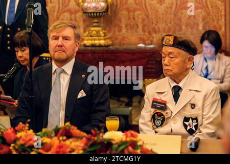 Re Willem-Alexander dei Paesi Bassi al Palazzo reale di Amsterdam, il 13 dicembre 2023, per parlare con i veterani olandesi della guerra di Corea. Durante l'incontro, il passato delle relazioni bilaterali tra i Paesi Bassi e la Repubblica di Corea sarà discusso, il primo di una visita di stato di 2 giorni dalla Corea del Sud ai Paesi Bassi foto: Albert Nieboer/Netherlands OUT/Point de Vue OUT Foto Stock