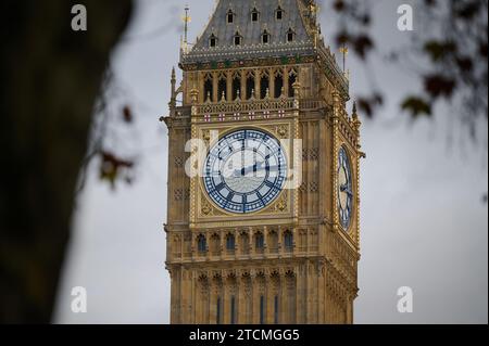 9 dic 2023 - londonuk : primo piano della grande torre dell'orologio ben (torre elisabetta) Foto Stock