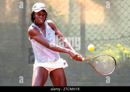 NAIROBI, KENYA - 11 DICEMBRE; Alicia Owegi del Kenya gioca una partita contro Viktoria Morvayova della Slovacchia durante il primo round dell'ITF Women World Tennis Tour A. Foto Stock