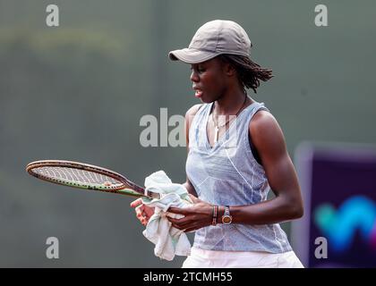 NAIROBI, KENYA - 11 DICEMBRE; Alicia Owegi del Kenya gioca una partita contro Viktoria Morvayova della Slovacchia durante il primo round dell'ITF Women World Tennis Tour A. Foto Stock