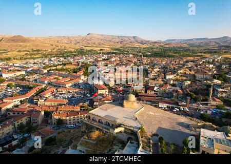 Vista aerea della città di Urgup dalla collina di Temenni nella regione turca della Cappadocia. Foto Stock