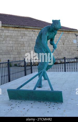 Pag, Croazia, 2 settembre 2023. Statua solare posta sul lungomare vicino al mare nella città turistica croata di pag Foto Stock