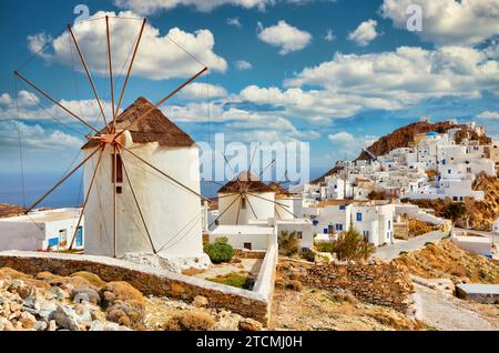 I mulini a vento del tradizionale villaggio Pano Chora dell'isola di Serifos nelle Cicladi, Grecia Foto Stock