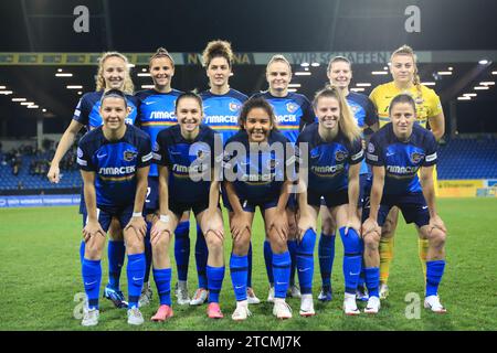 St Polten, Austria. 13 dicembre 2023. St Polten partenza per la partita di UEFA Womens Champions League St Polten vs Slavia Praha all'NV Arena St Polten (Tom Seiss/ SPP) credito: SPP Sport Press Photo. /Alamy Live News Foto Stock