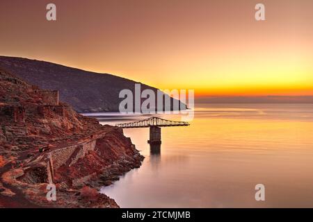 Il tramonto a Mega Livadi dell'isola di Serifos nelle Cicladi, Grecia Foto Stock