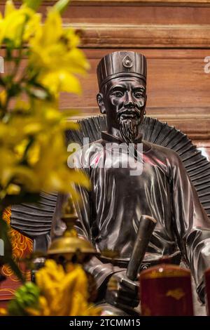 Statua di Chu Văn An, rettore dell'Accademia Imperiale nel Tempio della Letteratura, Hanoi, Vietnam Foto Stock