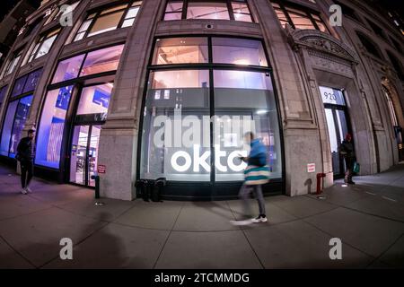 L'Okta NYC Experience Center nel quartiere Flatiron di New York mercoledì 29 novembre 2023. La società tecnologica che fornisce servizi di autenticazione ha recentemente segnalato una violazione dei dati che consente agli hacker di rubare informazioni su tutti i suoi clienti. (© Richard B. Levine) Foto Stock