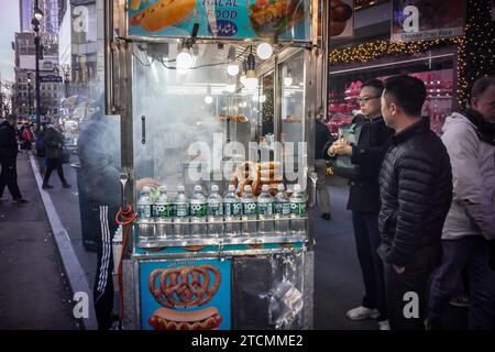 Fornitore di cibo Halal The Herald Square, quartiere dello shopping a New York giovedì 30 novembre 2023. (© Richard B. Levine) Foto Stock