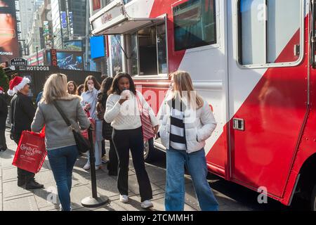 La gente aspetta on line la cioccolata calda gratuita all'attivazione del marchio del film "Candy cane Lane" di Amazon prime Videos con Eddie Murphy, a Times Square a New York sabato 2 dicembre 2023. (© Richard B. Levine) Foto Stock