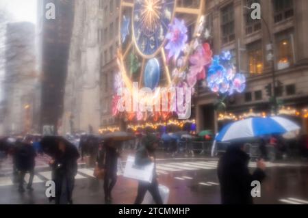 Migliaia di turisti e newyorkesi assistono alla mostra natalizia di Saks Fifth Avenue durante le Holiday Open Streets di domenica 3 dicembre 2023. New York City ha chiuso un tratto di nove isolati della Fifth Avenue a Midtown per quattro domeniche a dicembre creando una festa per i visitatori. (© Richard B. Levine) Foto Stock