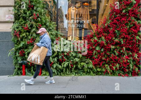 Il negozio Banana Republic, nel quartiere Flatiron di New York, è decorato con una decorazione floreale per Natale venerdì 8 dicembre 2023. (© Richard B. Levine) Foto Stock