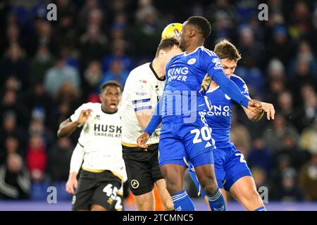 Patson Daka del Leicester City (centro destro) segna il secondo gol della squadra durante la partita del campionato Sky Bet al King Power Stadium di Leicester. Data foto: Mercoledì 13 dicembre 2023. Foto Stock