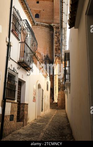 Ronda, Malaga, Spagna - 21 ottobre 2023: Stretta strada acciottolata e facciate della città di Ronda, Malaga, Spagna Foto Stock