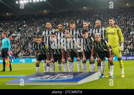 Newcastle, Regno Unito. 13 dicembre 2023. La squadra Newcastle si schiera durante la partita Newcastle United FC vs AC Milan UEFA Champions League gruppo F al St.James' Park, Newcastle, Regno Unito il 13 dicembre 2023 Credit: Every Second Media/Alamy Live News Foto Stock