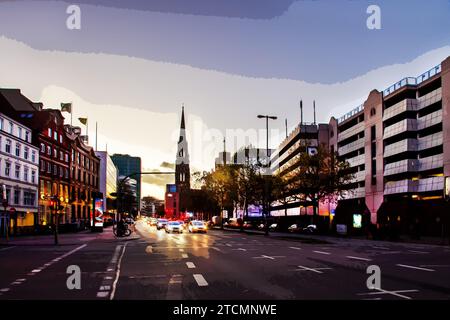 Stupite vedute del tramonto su St. Nicholas, ad Amburgo illuminata, vicino al quartiere della stazione ferroviaria principale, con il traffico di auto in centro e alberi verdi Foto Stock