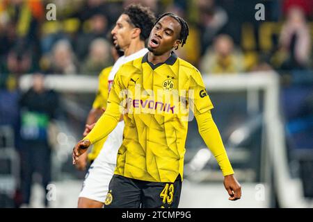 Dortmund, Germania. 13 dicembre 2023. Jamie Bynoe-Gittens (Borussia Dortmund, n. 43) Borussia Dortmund vs. Paris Saint-Germain, Fussball, UEFA Champions League, 6. Spieltag, 13.12.2023 REGOLAMENTI DFL VIETANO QUALSIASI UTILIZZO DI FOTOGRAFIE COME SEQUENZE DI IMMAGINI E/O QUASI-VIDEO foto: Eibner-Pressefoto/Bahho Kara credito: dpa/Alamy Live News Foto Stock