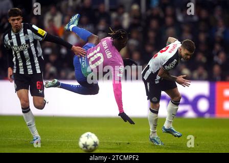 Il Kieran Trippier del Newcastle United (a destra) supera Rafael Leao del Milan durante la partita di UEFA Champions League, gruppo F al St James' Park di Newcastle. Data foto: Mercoledì 13 dicembre 2023. Foto Stock