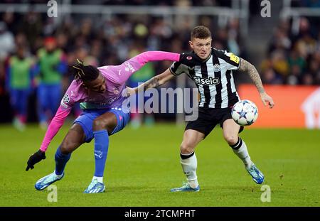 Il Trippier Kieran del Newcastle United e Rafael Leao (a sinistra) del Milan si scontrano per il pallone durante la partita di UEFA Champions League, gruppo F al St James' Park di Newcastle. Data foto: Mercoledì 13 dicembre 2023. Foto Stock