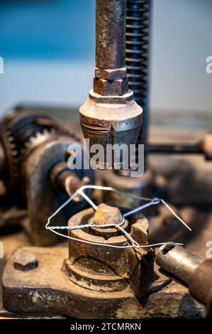 Vecchia attrezzatura per la produzione tradizionale di champagne spumante da uve chardonnay e Pinor noir a Epernay, Champagne, Francia Foto Stock