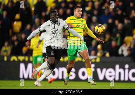 Bambo Diaby di Sheffield Wednesday (a sinistra) e Adam Idah di Norwich City combattono per il pallone durante la partita del campionato Sky Bet a Carrow Road, Norwich. Data foto: Mercoledì 13 dicembre 2023. Foto Stock