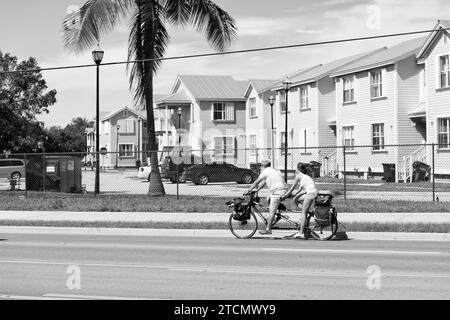 Key West, Florida USA - 08 febbraio 2016: Biciclista in bicicletta doppia per strada Foto Stock