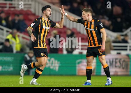 L'Ozan Tufan di Hull City (a sinistra) celebra il secondo gol della loro squadra con il compagno di squadra Greg Docherty durante la partita del campionato Sky Bet al Riverside Stadium. Middlesbrough. Data foto: Mercoledì 13 dicembre 2023. Foto Stock