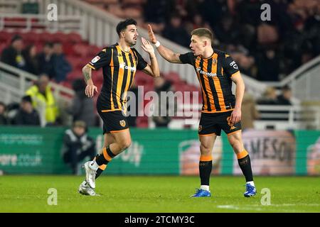 L'Ozan Tufan di Hull City (a sinistra) celebra il secondo gol della loro squadra con il compagno di squadra Greg Docherty durante la partita del campionato Sky Bet al Riverside Stadium. Middlesbrough. Data foto: Mercoledì 13 dicembre 2023. Foto Stock