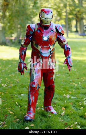 Un cosplayer maschile vestito da Iron Man della serie di fumetti Marvel Foto Stock