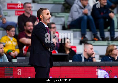 Murcia, Spagna. 13 dicembre 2023. SITO ALONSO UCAM MURCIA CB HEAD COACH, UCAM MURCIA CB vs BERTRAM Derthona Tortona Basketball Champions League, gruppo h, Murcia Sports Palace, regione di Murcia, 14 dicembre, 2023 crediti: Pascu Méndez/Alamy Live News Foto Stock