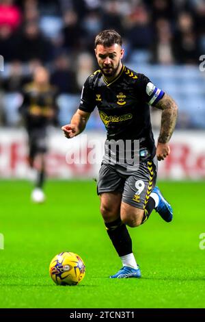 Coventry mercoledì 13 dicembre 2023. Adam Armstrong (9 Southampton) controlla la palla durante la partita del campionato Sky Bet tra Coventry City e Southampton alla Coventry Building Society Arena di Coventry mercoledì 13 dicembre 2023. (Foto: Kevin Hodgson | mi News) crediti: MI News & Sport /Alamy Live News Foto Stock